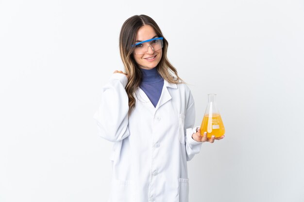 Jeune femme scientifique posant isolée contre le mur blanc