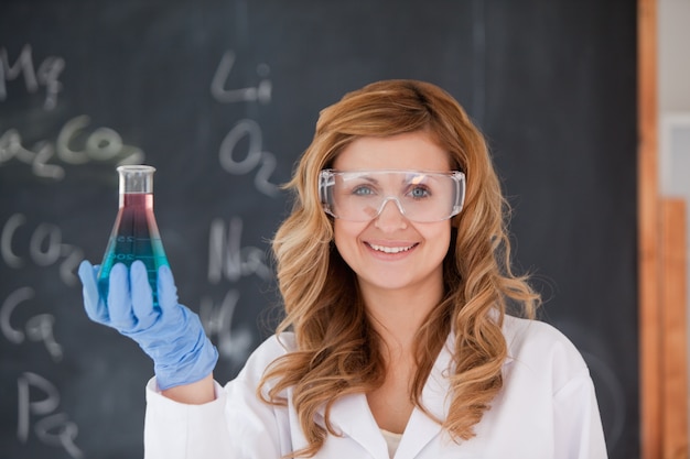 Jeune femme scientifique en regardant la caméra