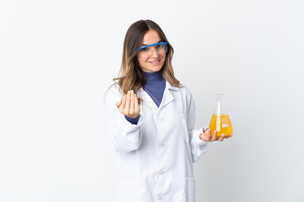 Jeune femme scientifique roumaine isolée sur un espace blanc invitant à venir avec la main. Heureux que tu sois venu