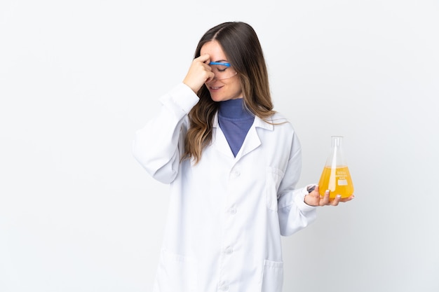 Jeune femme scientifique roumaine isolée sur un mur blanc en riant