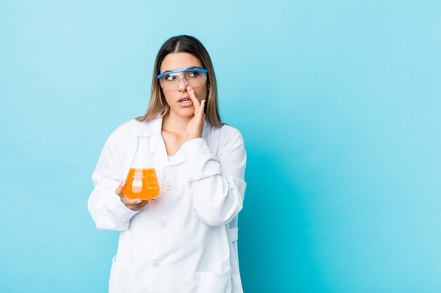 Jeune femme scientifique en train de dire un freinage secret et de regarder de côté