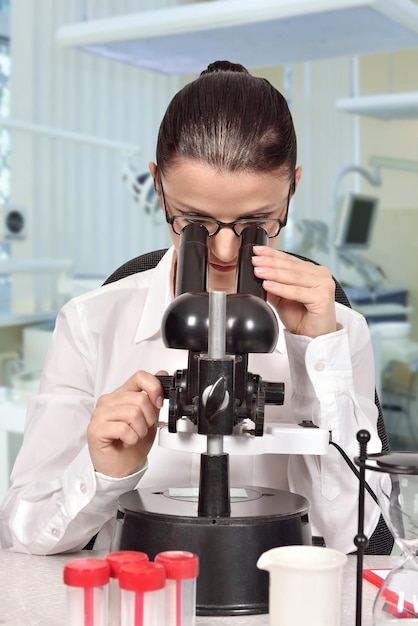 Jeune femme scientifique