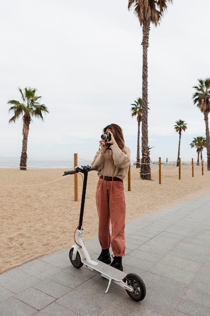 Jeune femme sur un scooter électrique