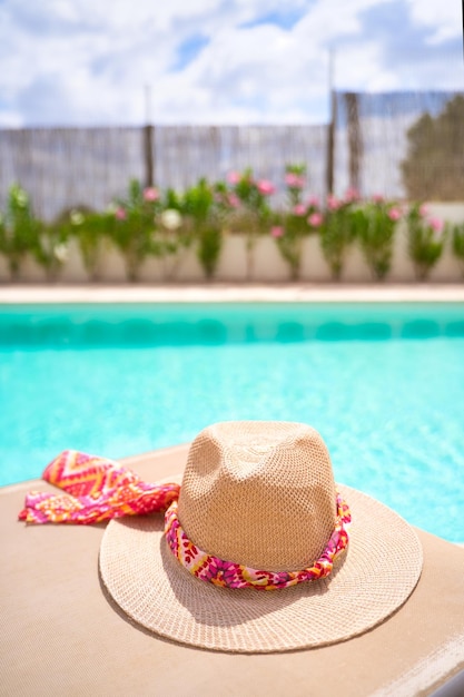 jeune femme se baignant dans une piscine, en été