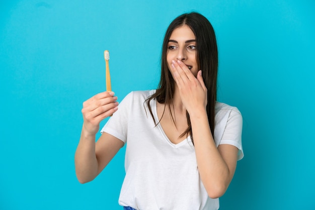 Jeune femme se brosser les dents