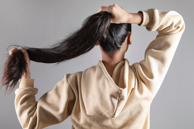 La jeune femme se coiffe les cheveux