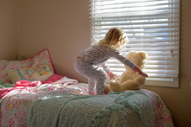 Une jeune femme se détend sur le lit à la maison.
