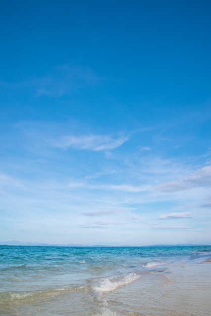 Photo jeune femme se détendre dans une chaise sur une plage à la journée ensoleillée