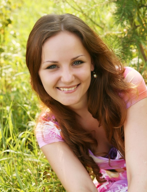 Jeune femme se détendre dans l'herbe