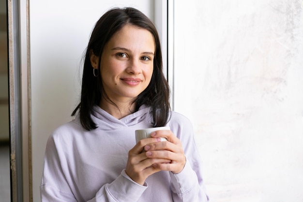 Jeune femme se détendre à la maison