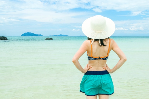 Jeune femme se détendre sur la plage