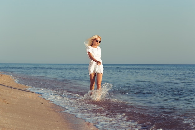 Jeune femme se détendre sur la plage