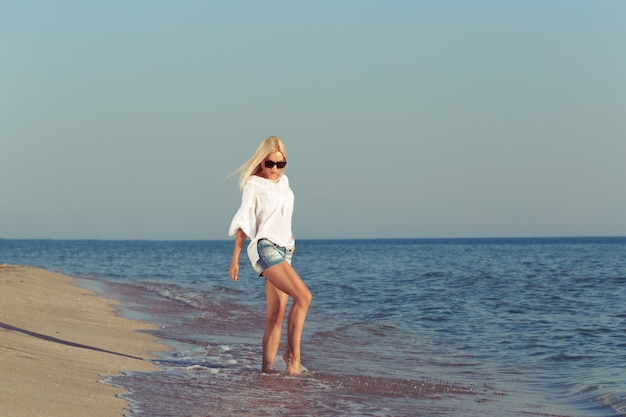 Jeune femme se détendre sur la plage