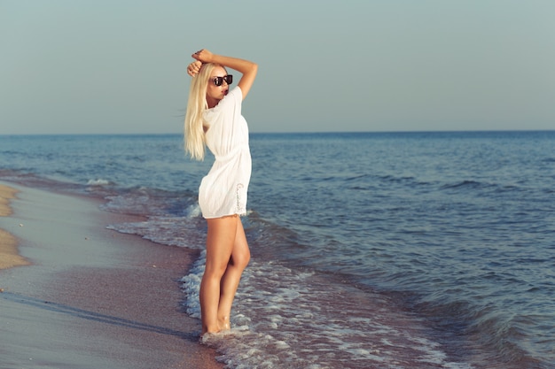 Jeune femme se détendre sur la plage