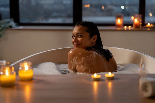 Photo jeune femme se détendre en prenant un bain