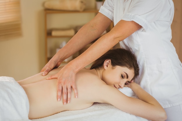 Jeune femme se faire masser