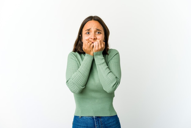 Jeune femme se mordant les ongles, nerveuse et très anxieuse