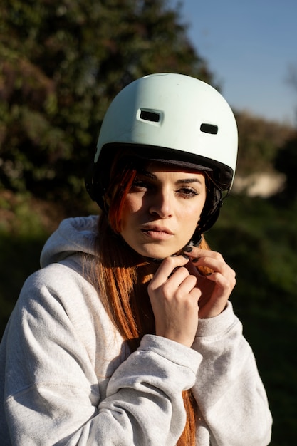 Photo jeune femme se prépare pour une balade à vélo