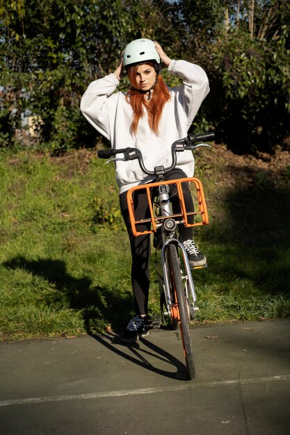 Photo jeune femme se prépare pour une balade à vélo