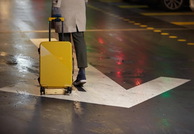 Jeune femme se promenant dans la ville sa main tient des bagages