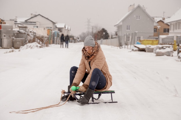 Jeune femme se promène dans la forêt d'hiver. Belle jeune femme portant des vêtements d'hiver chauds