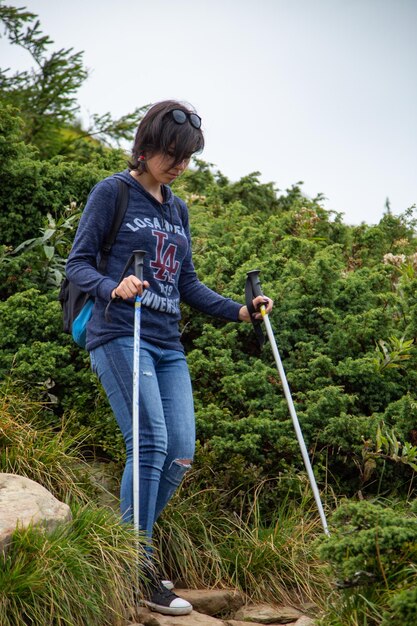 Photo une jeune femme se promène dans la forêt.