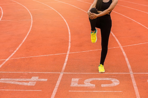 Jeune femme se réchauffer à l'escalier Fit runner workout et se réchauffer à l'hippodrome