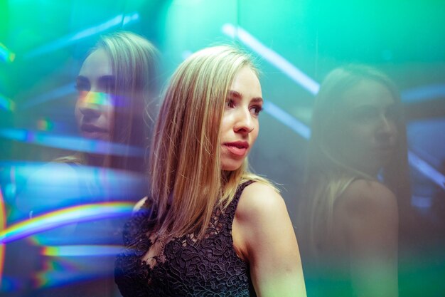 Photo une jeune femme se reflétant sur le verre.