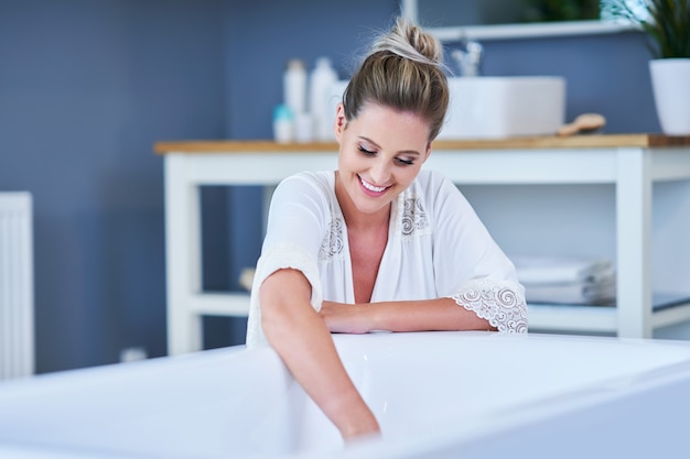 une jeune femme se relaxant dans la baignoire