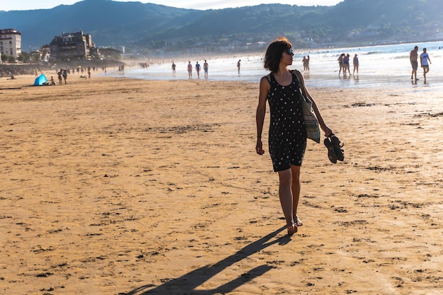 Jeune femme se rendant sur la plage d'Hendaya Pays Basque français