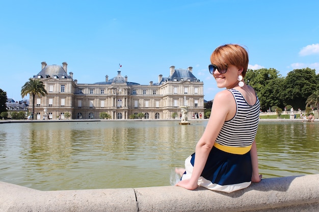 Jeune femme se reposer au jardin du Luxembourg