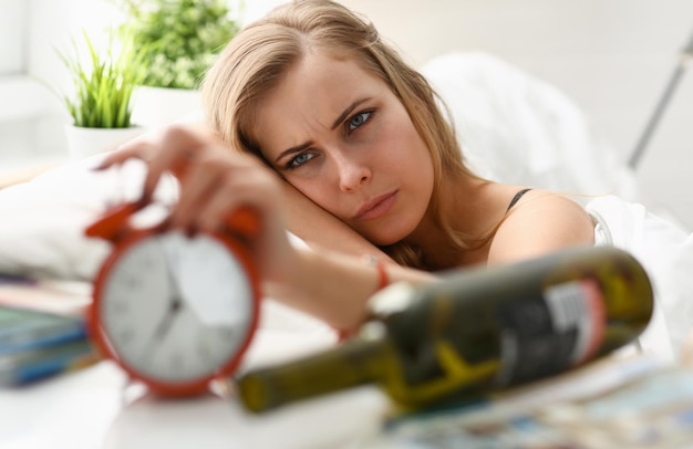 Photo une jeune femme se réveille le matin après une fête nocturne.