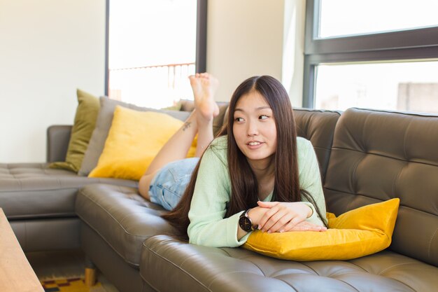 Jeune femme se sentant choquée, heureuse