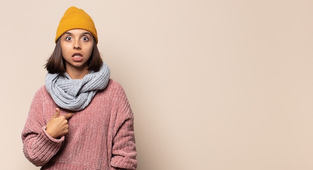 Jeune femme se sentant heureuse et réussie, souriante et frappant des mains, se félicitant d'un applaudissement