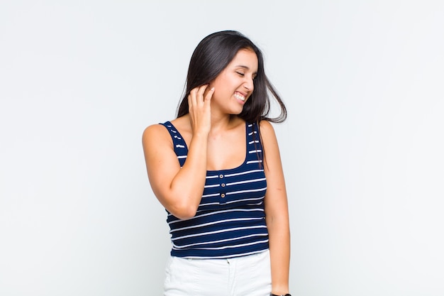 Jeune femme se sentant stressée, frustrée et fatiguée, frottant le cou douloureux, avec un regard inquiet et troublé