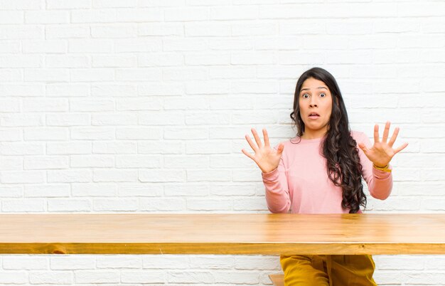 Jeune femme se sentant stupéfaite et effrayée