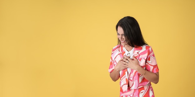 Jeune femme se sentant très triste