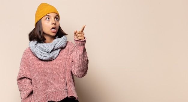 Jeune femme se sentant triste et pleurnichard avec un regard malheureux, pleurant avec une attitude négative et frustrée