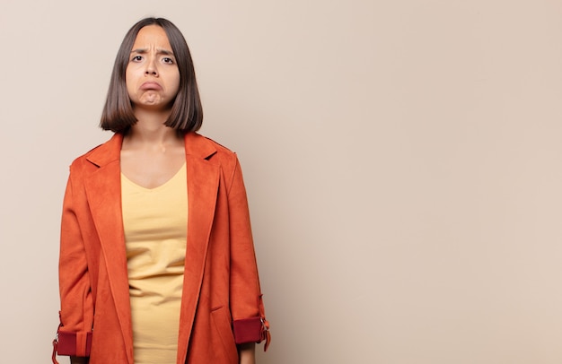 Jeune femme se sentant triste et pleurnichard avec un regard malheureux, pleurant avec une attitude négative et frustrée