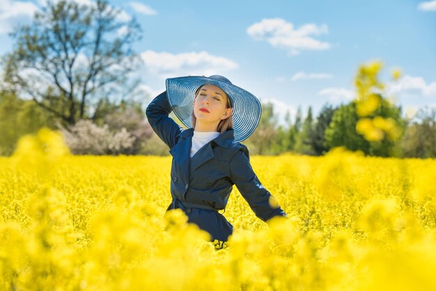 Jeune femme se tient dans un champ de viol