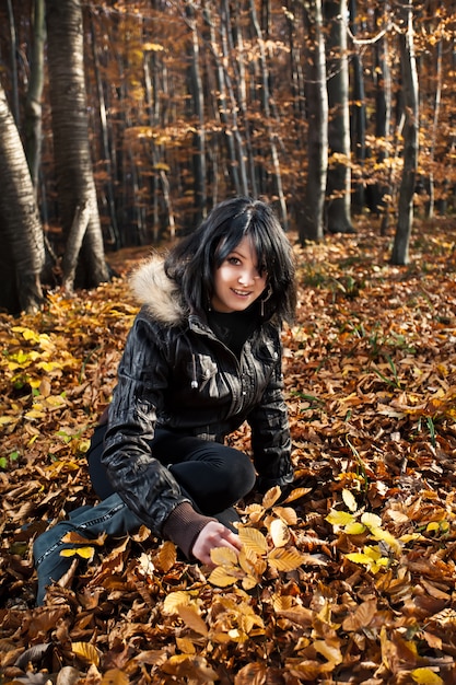 Jeune, femme, séance, automne, forêt