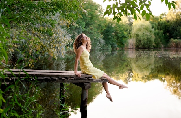 Jeune, femme, séance, bois, jetée, Lac