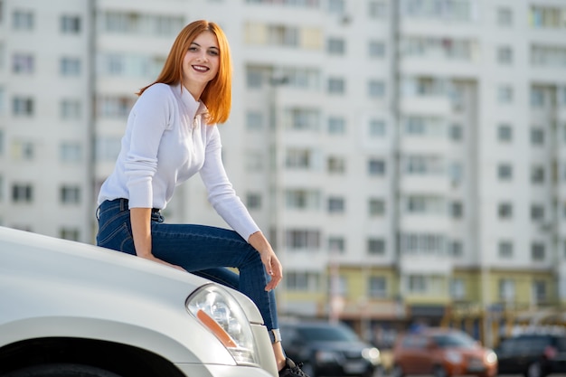 Jeune, femme, séance, capuchon, voiture