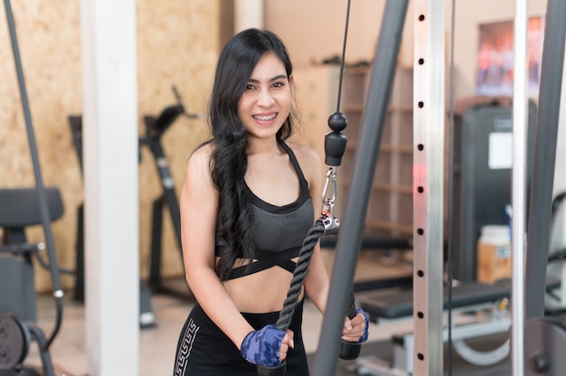 Jeune femme séance d&#39;entraînement dans la vie saine de gym