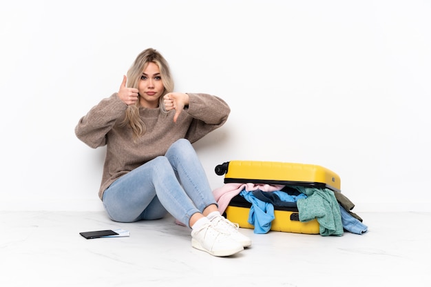 Jeune, femme, séance, plancher, valise