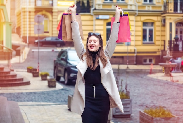 Une jeune femme séduisante aime faire du shopping