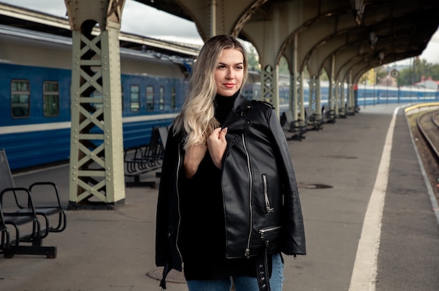 Jeune femme séduisante attend le train