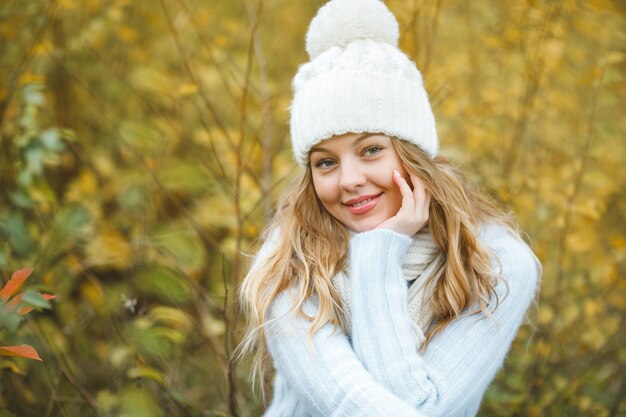 Jeune femme séduisante en automne fond coloré