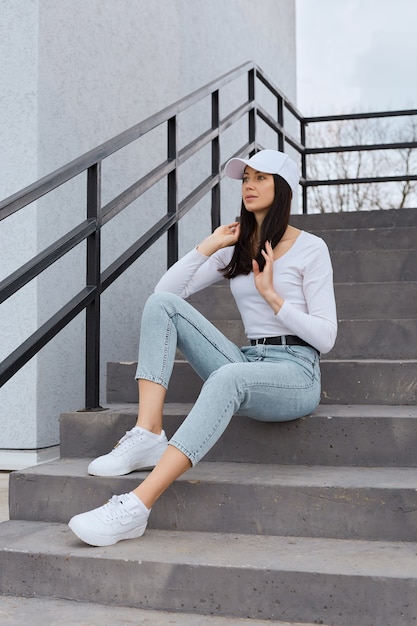 Jeune femme séduisante avec un corps parfait habille des jeans