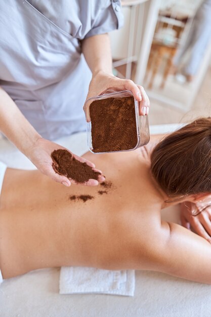 Une jeune femme séduisante dans un salon de massage a des procédures de beauté et de soins de santé